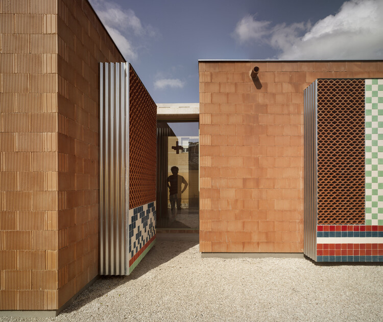 MYM House  / PASTOR Y GONZÁLEZ arquitectos - Image 2 of 10