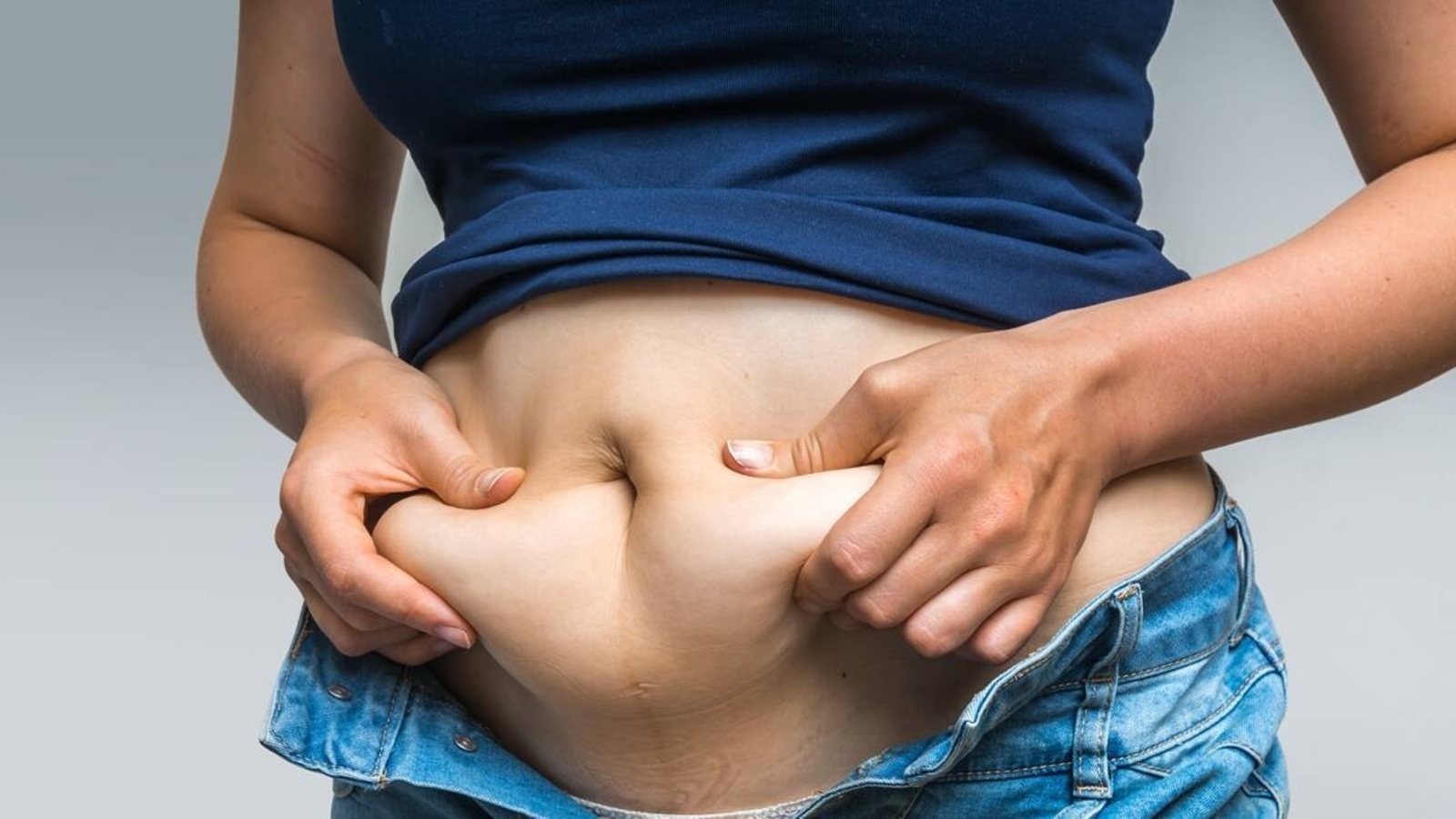 Fitness coach shares 5 things to do immediately after waking up to drop belly fat faster: ‘Drink 16 oz of water’ | Health