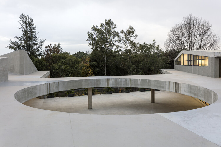 The Colonial Legacy of Concrete in the Global South - Image 5 of 8
