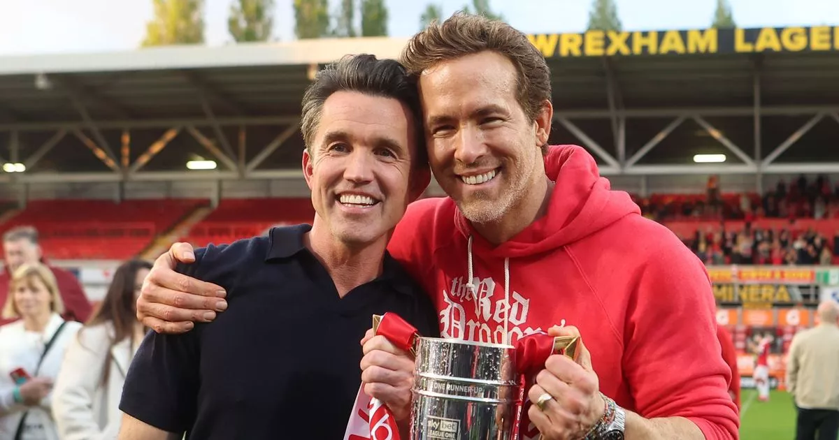 Ryan Reynolds and Rob McElhenney plotting surprise Man United transfer swoop after promotion