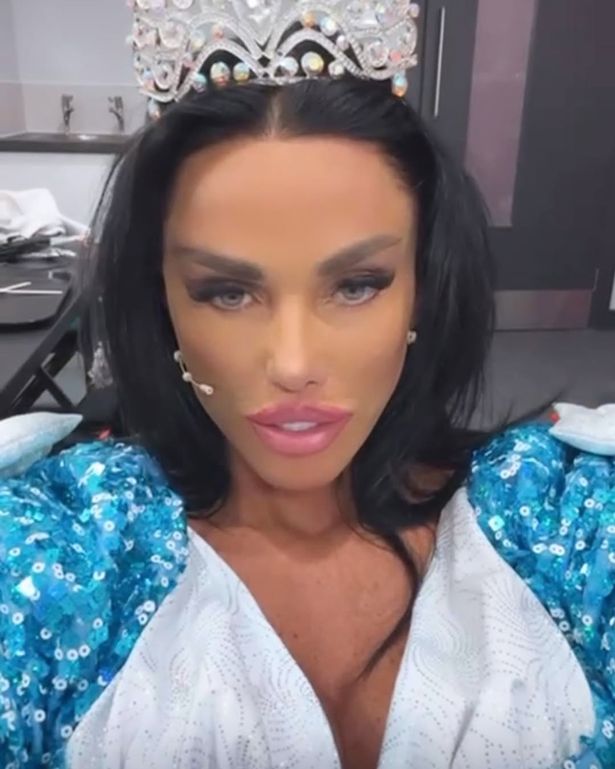 Katie Price shows of new look as she embarks on Pinocchio pantomime tour across the UK