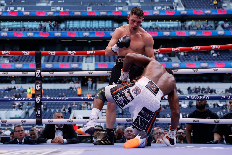 Chris Billam-Smith boxing Brandon Glanton.