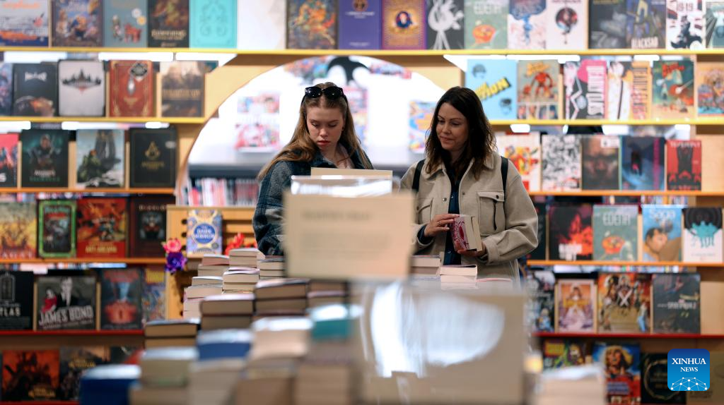 Britain's largest book chain attracts readers to experience charm of paper books-Xinhua