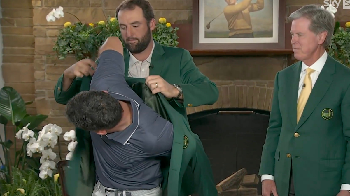 Scottie Scheffler gesture towards Rory McIlroy divides fans as they spot what he did after Masters