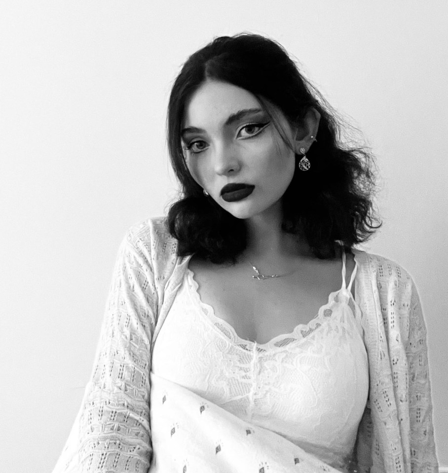 Black and white photo of Alexandra S?s?rman.