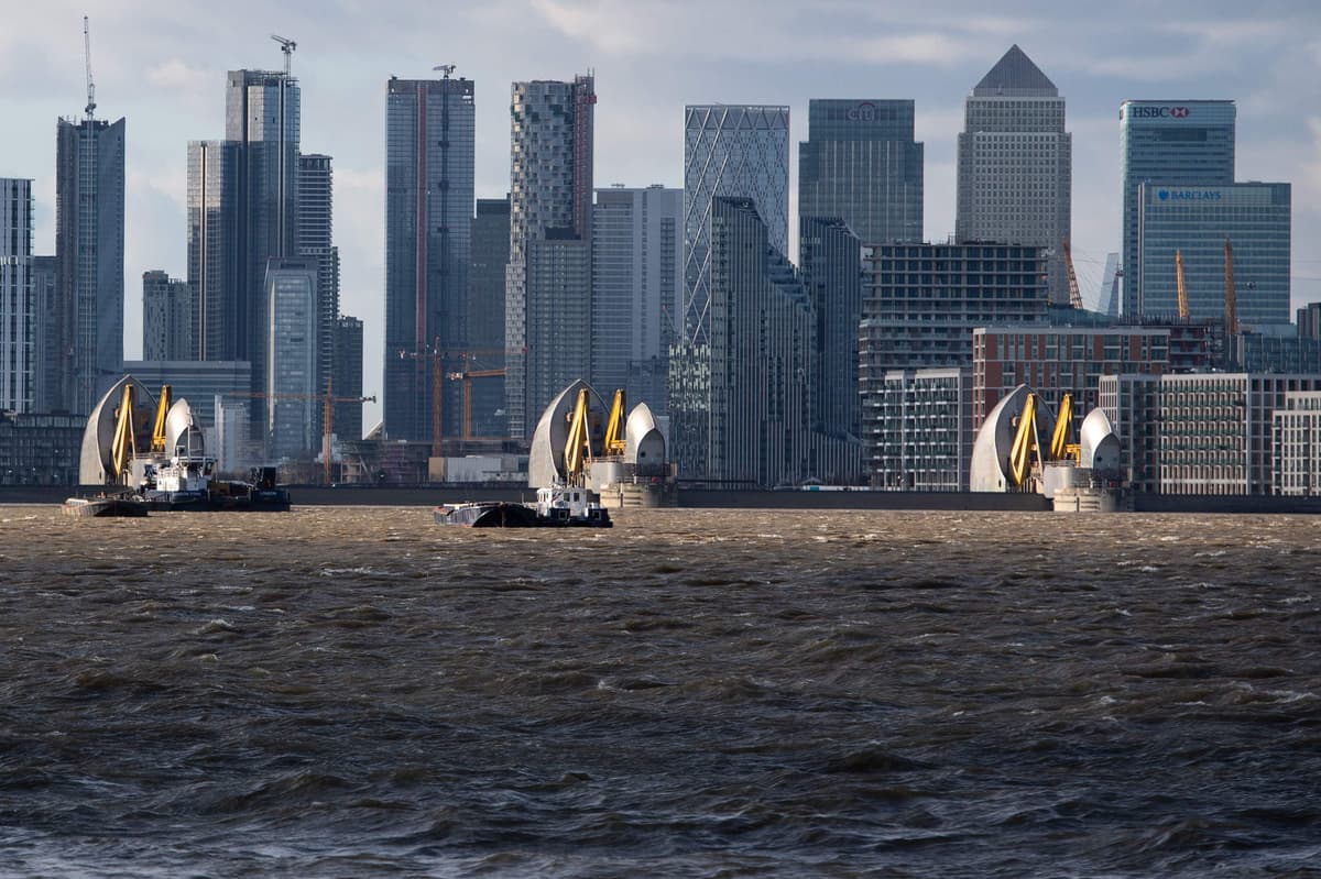 Girl, 11, missing after entering River Thames ‘had been paddling’ - London Evening Standard