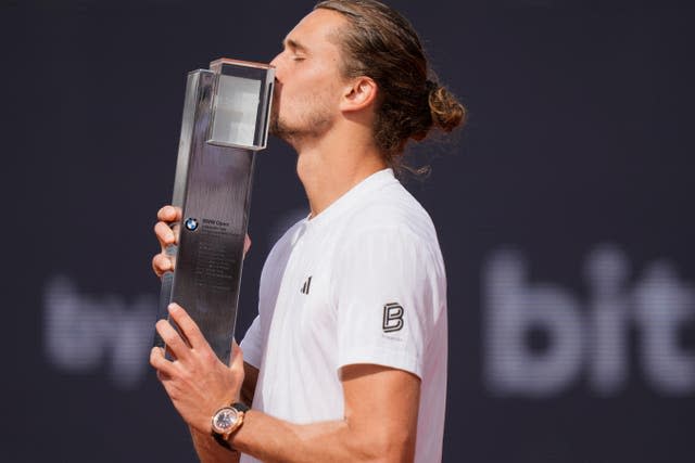 Alexander Zverev kisses the BMW Open trophy