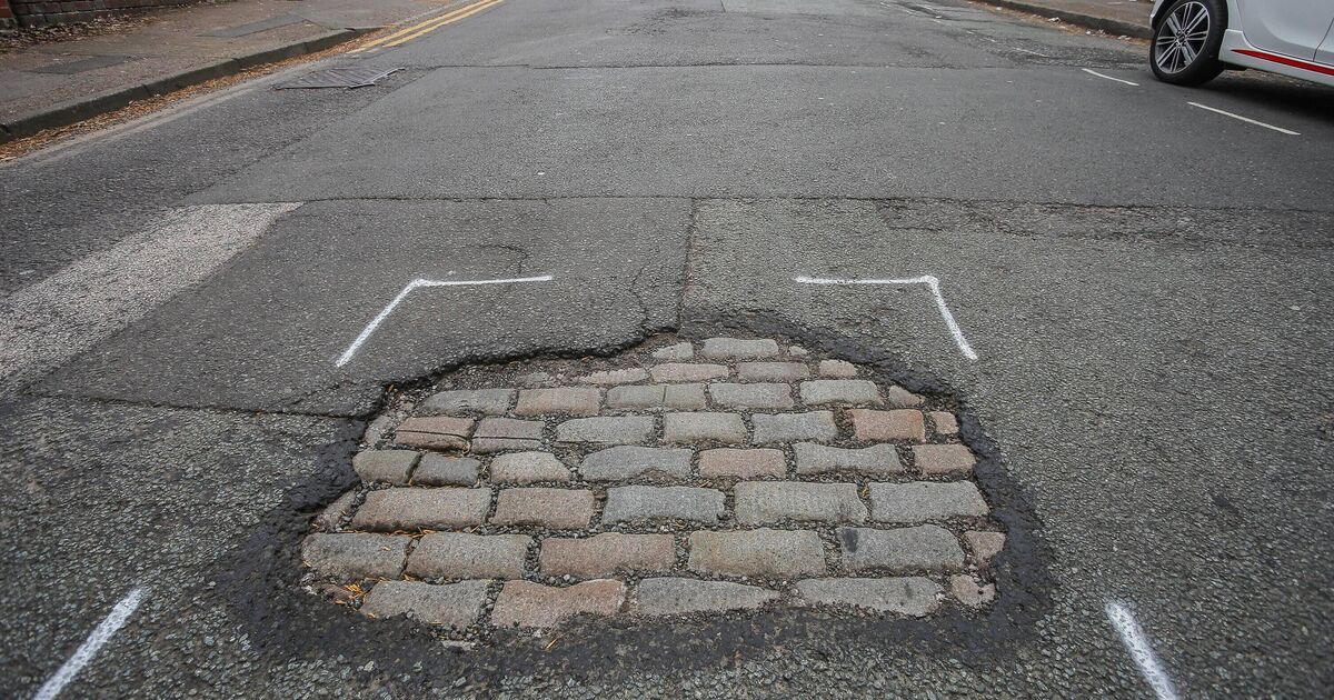 Birmingham's 'time warp' pothole uncovers historic Victorian cobbled street | UK | News