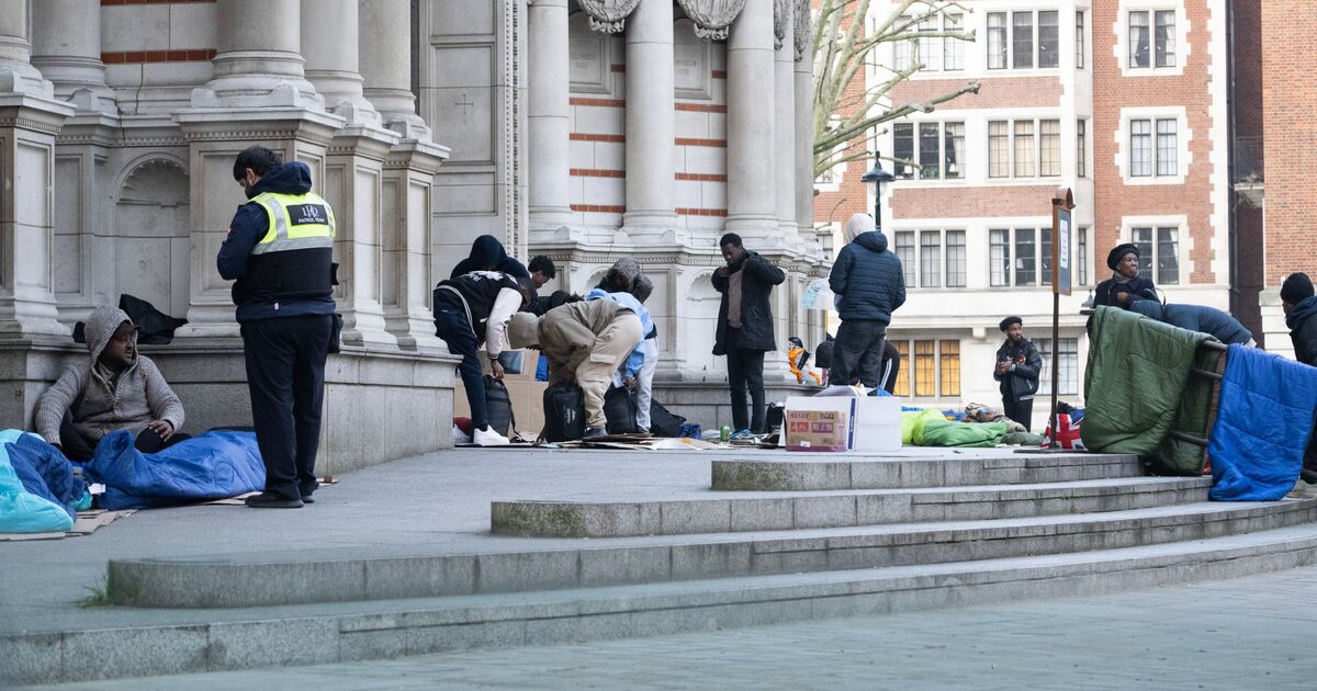 Migrants are sleeping outside one of London's best known landmarks | Politics | News
