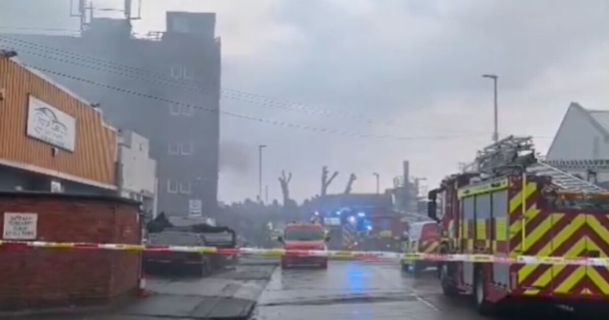 Leicester fire: Smoke billows over city as 10 engines battle 'major' blaze | UK | News