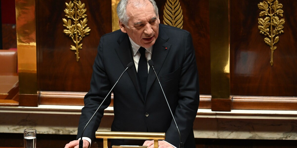 France Considers Income-Based Health Reimbursements to Curb Social Security Spending