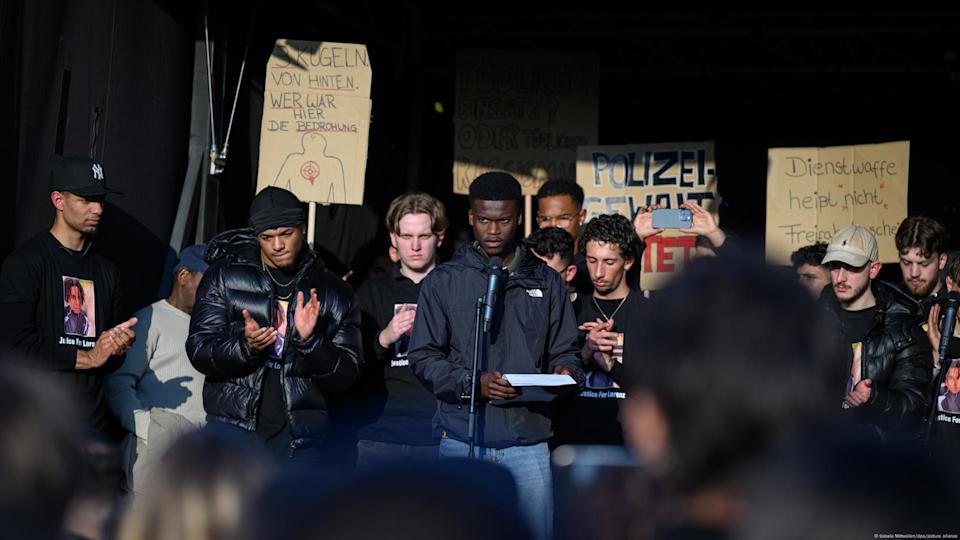Suraj Mailitafi (center) was among those who delivered emotional speeches at the rally<span class="copyright">Izabela Mittwollen/dpa/picture alliance</span>