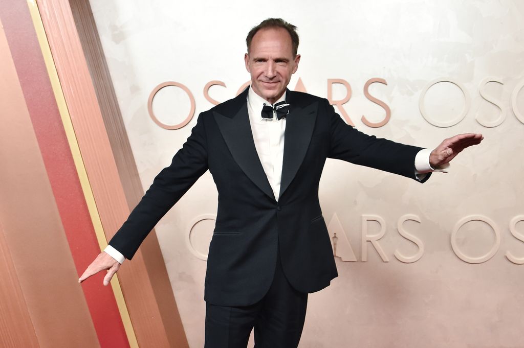 Ralph Fiennes in a smart suit and bowtie at the oscars in 2025