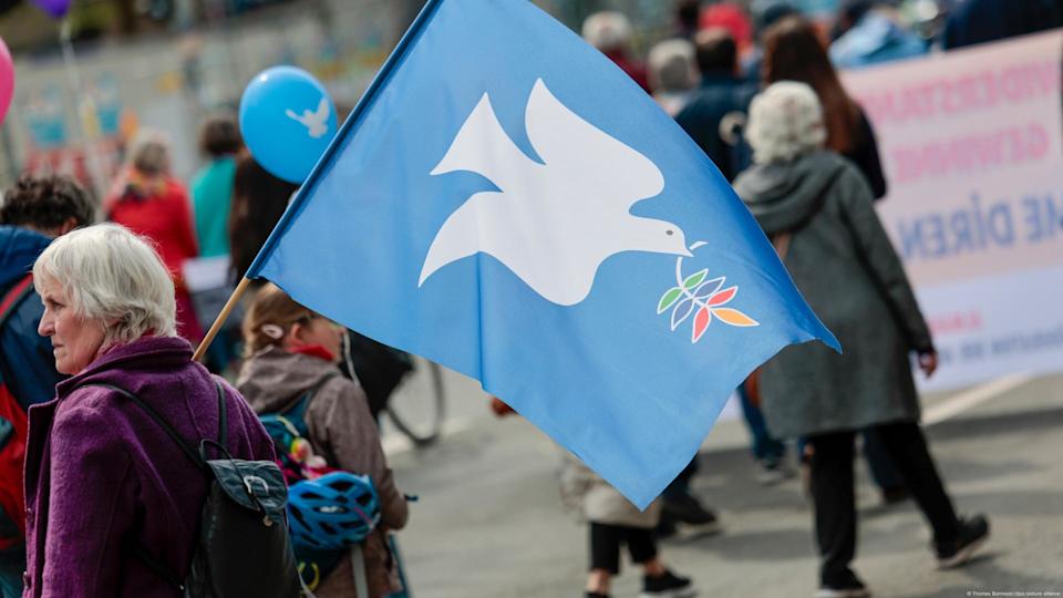 Marchers have called for peace in the numerous conflicts across the world<span class="copyright">Thomas Banneyer/dpa/picture alliance</span>