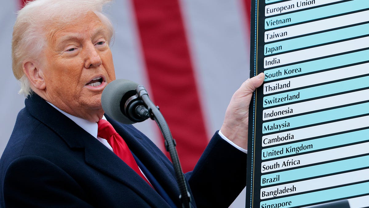 Trump scraps federal COVID-19 website for virus lab-leak theory