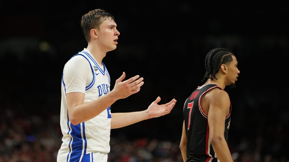 Cooper Flagg wins Wooden Award, reflects on Duke-Houston game