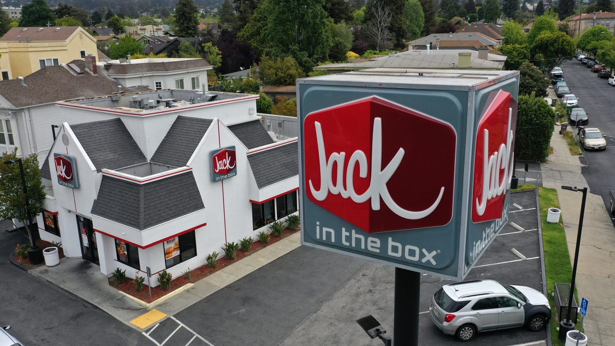 Jack in the Box closing up to 200 restaurants, could sell Del Taco