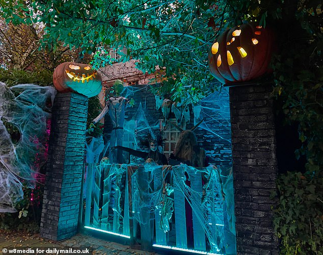 The star-studded parties would see Jonathan hiring between 20 and 30 actors to scare the guests