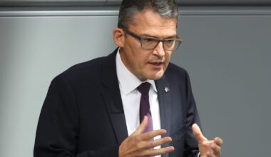 As Putin looms, top German lawmaker warns schoolkids must train for ‘disaster situations’ – POLITICO