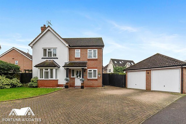 A four bedroom house in Essex that has gone on the market for £685,000 has been mercilessly mocked over its 'Turkey teeth' décor