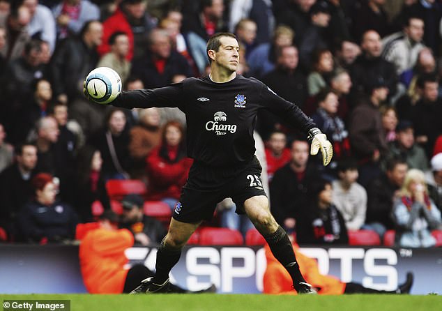 He joined Everton in 2003 after he had been ousted as Leeds goalkeeper by Paul Robinson