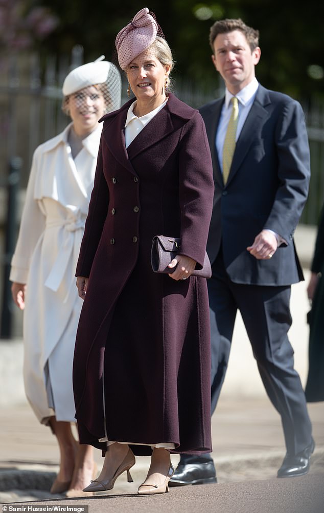 She matched the stand-out piece with a purple clutch bag, a rose-coloured fascinator and glossy nude kitten heels