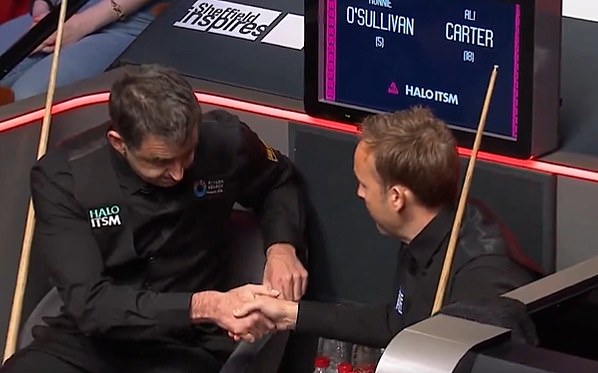 The duo were seen shaking hands after O'Sullivan offered his rival his hand table-side