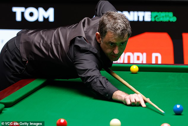 He later apologised for snapping his cue, with he and Carter seemingly engaging in conversation on Tuesday