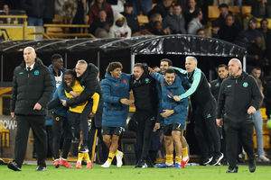Vitor Pereira celebrates victory with players and coaches (Photo by David Rogers/Getty Images)