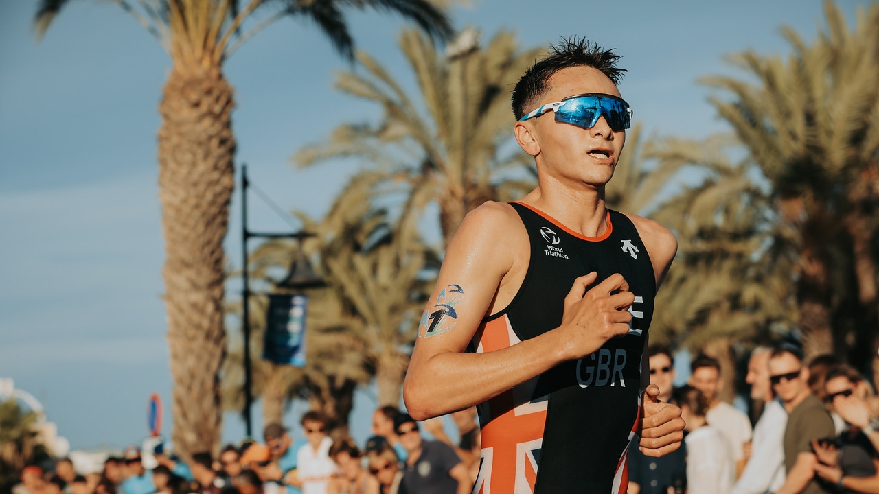 Alex Yee run palm trees Torremolinos WTCS Grand Final 2024 photo credit World Triathlon
