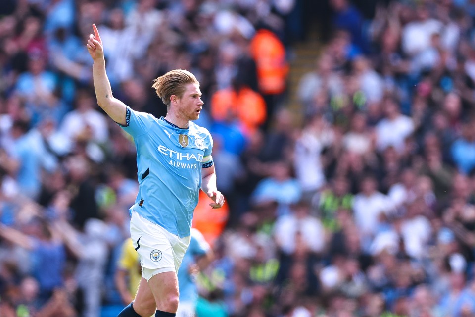 MANCHESTER, ENGLAND - APRIL 12: Kevin De Bruyne of Manchester City celebrates after scoring a goal to make it 1-2 during the Premier League match between Manchester City FC and Crystal Palace FC at Etihad Stadium on April 12, 2025 in Manchester, England. (Photo by Robbie Jay Barratt - AMA/Getty Images)