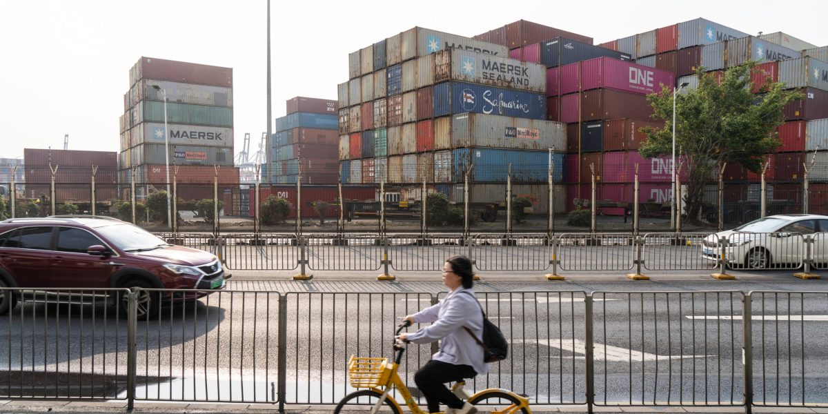 The China trade war will pummel America’s small businesses, Apollo economist says - Fortune