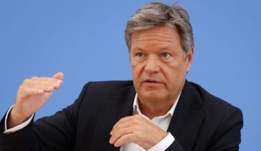 German economy gets yet another downgrade as government projects zero growth this year - Fortune