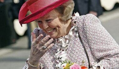 SCHEVENINGEN, NETHERLANDS - APRIL 30:  Dutch Queen Beatrix attends her birthday celebrations on April 30, 2004 in Scheveningen, the Netherlands. Today marked also 25 years of reign of Queen Beatrix (Photo by Michel Porro/Getty Images)