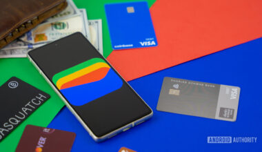 Google Wallet logo on smartphone next to credit cards and cash Stock photo 1