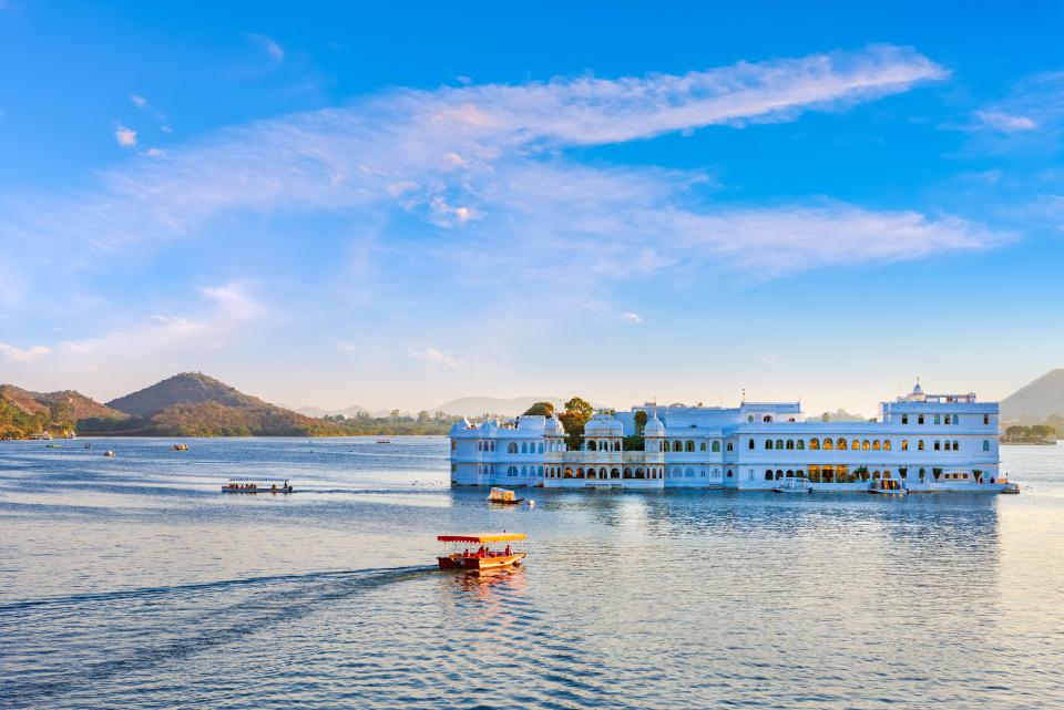 HDX83D Taj Lake Palace on lake Pichola in Udaipur, Rajasthan, India.