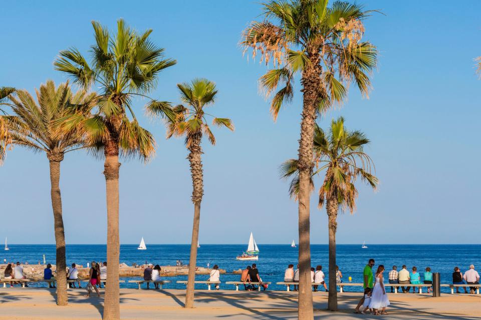 HW7HRT Spain, Catalonia, Barcelona, La Vila Olimpica del Poblenou, Bogatell beach, waterfront