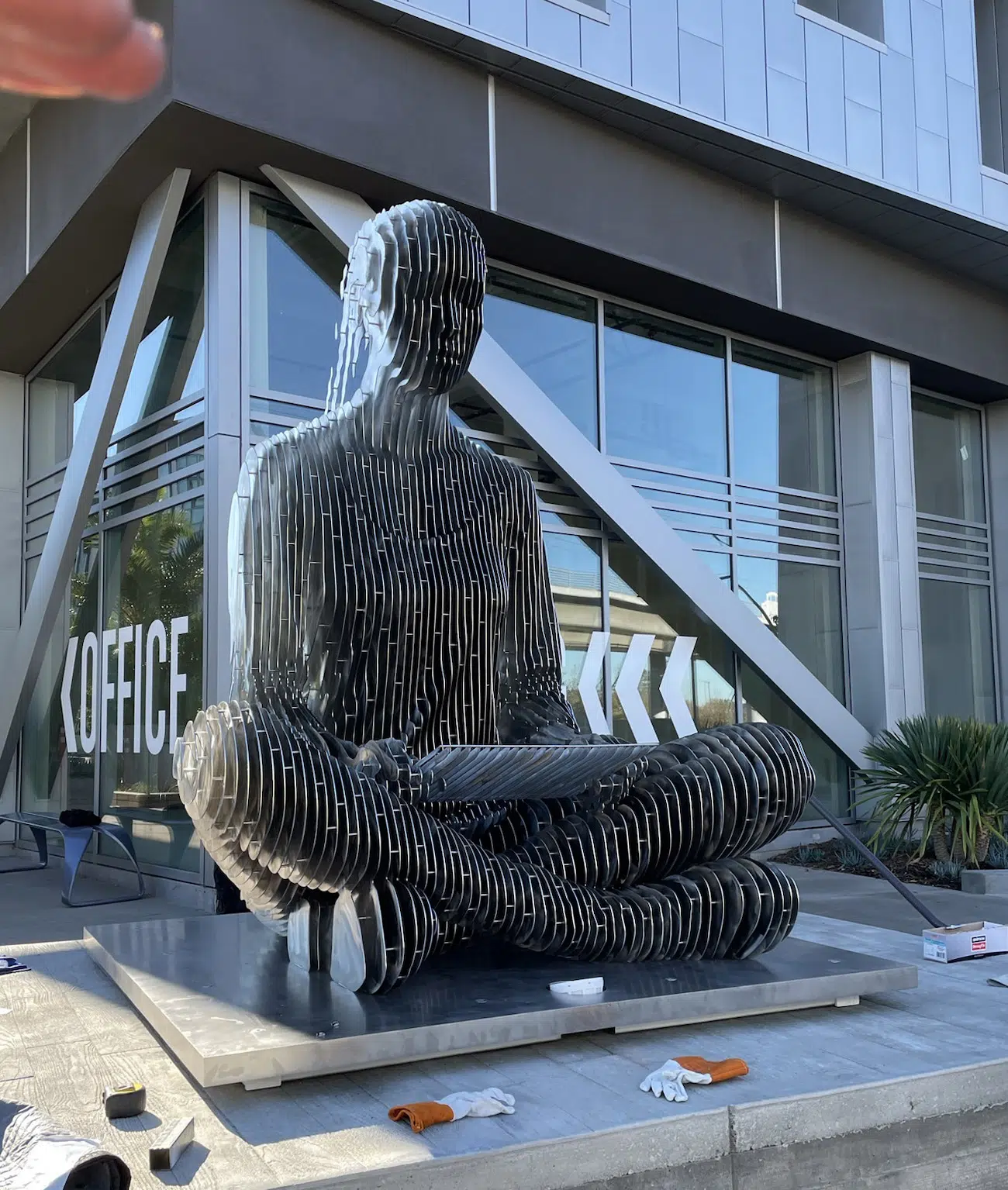 Sculptures by Julian Voss-Andreae are currently being showcased at Hohmann Fine Art in California.