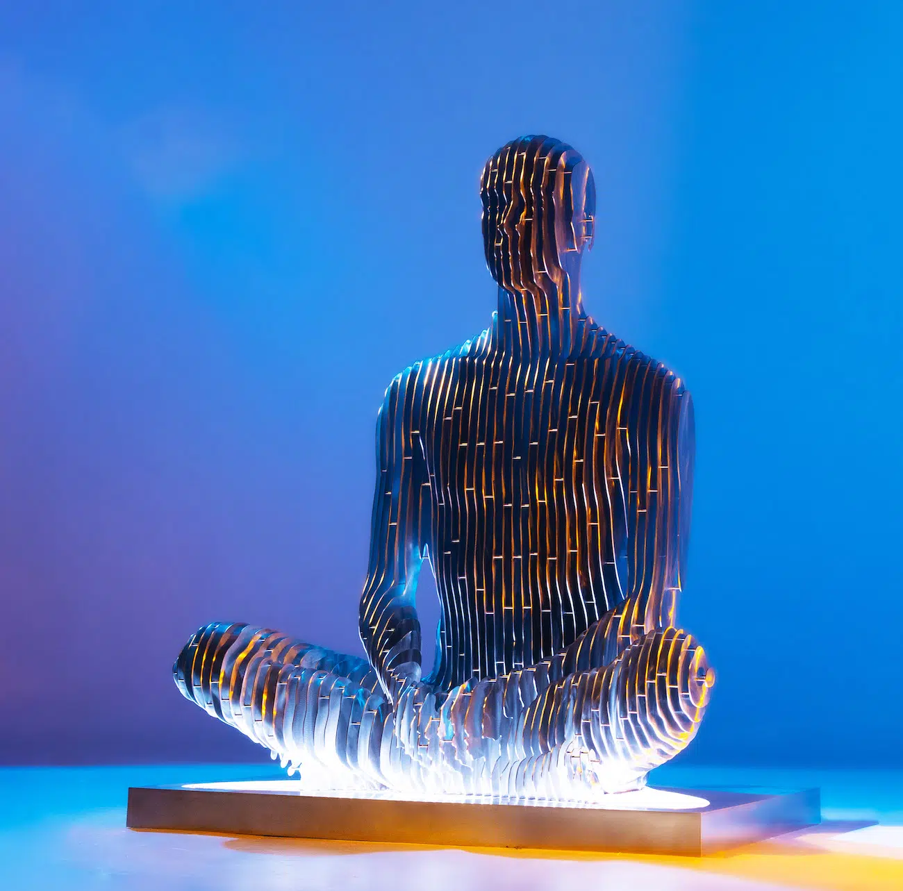 Sculptures by Julian Voss-Andreae are currently being showcased at Hohmann Fine Art in California.