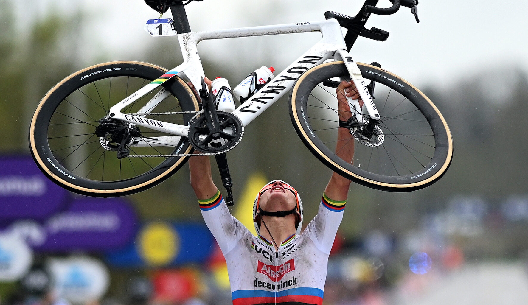 Mathieu-van-der-Poel-wins-Flanders-by-Dario-BelingheriGetty-Images-970x646.jpg