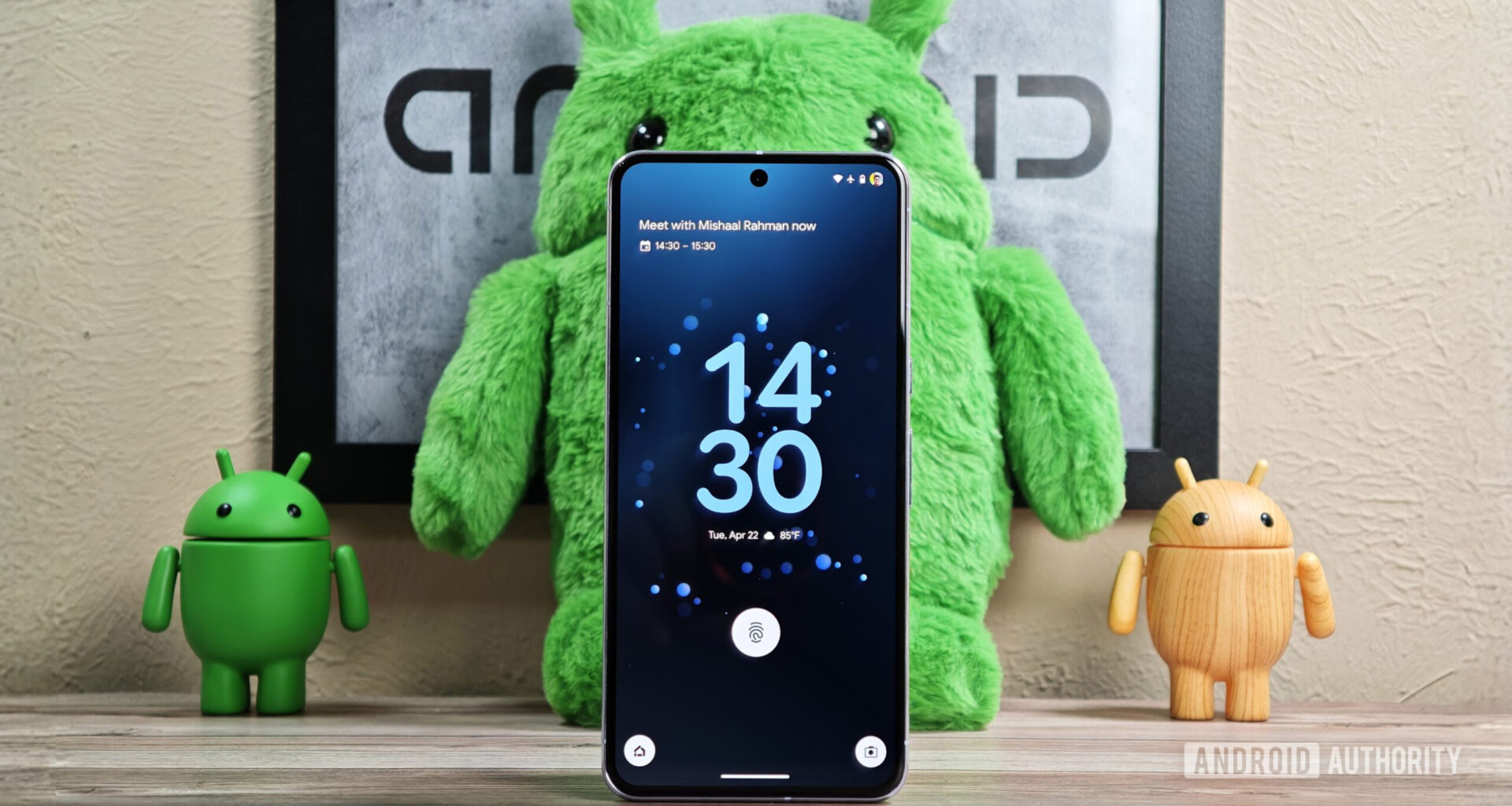 New lock screen layout on Pixel phones hero image