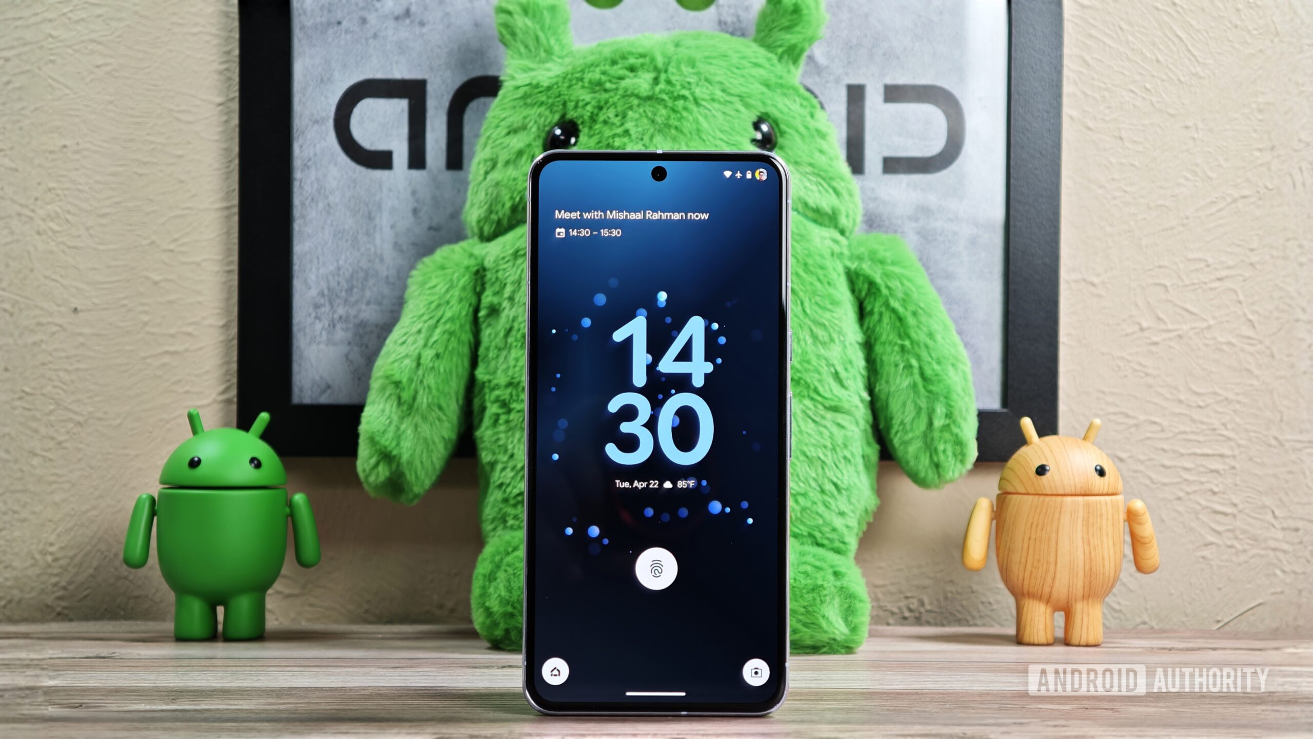 New lock screen layout on Pixel phones hero image