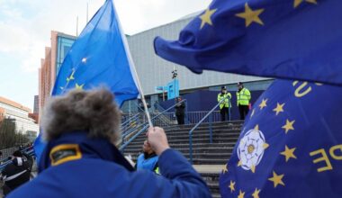Softer Brexit visa deal for under-30s to live in Europe edges closer