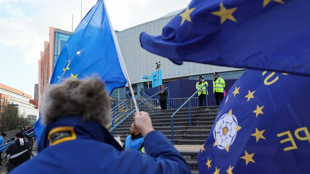 Softer Brexit visa deal for under-30s to live in Europe edges closer