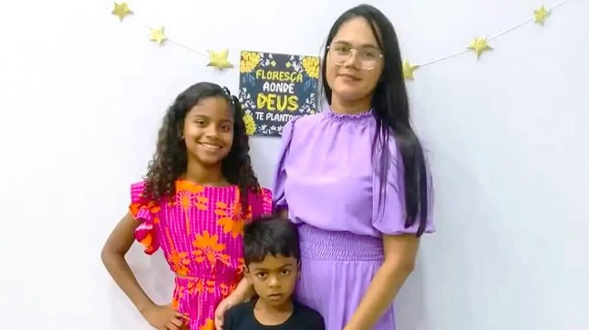 Picture shows Luis Fernando Rocha Silva, 7, his mother, Mirian Lira, 32, and his sister, Evelyn Fernanda, 13. Luis Fernando died after eating a poisoned Easter egg and his mother and sister are in critical condition in Imperatriz, Brazil. (Newsflash/NX)