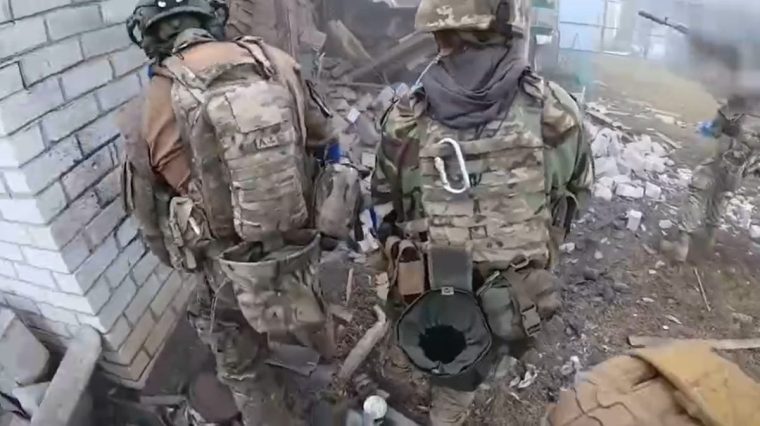 Video shows British soldiers fighting in Ukraine Grabs from https://www.dailymotion.com/video/k2EknGFfuyJHgLCUSru