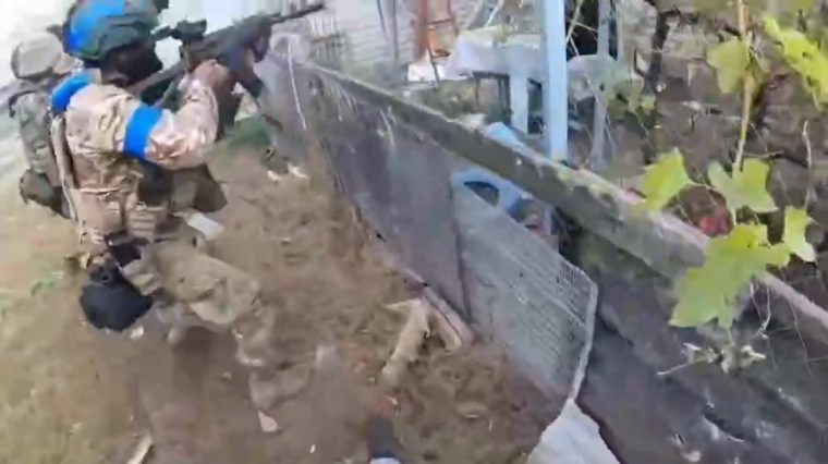 Video shows British soldiers fighting in Ukraine Grabs from https://www.dailymotion.com/video/k2EknGFfuyJHgLCUSru