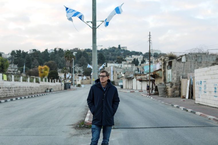 TITLE:Louis Theroux: The Settlers ,EP NUMBER:,TX DATE:27-04-2025,TX WEEK:17,EMBARGOED UNTIL:,PEOPLE:Louis Theroux ,DESCRIPTION:in Hebron,COPYRIGHT:Mindhouse Productions Ltd,CREDIT LINE:BBC/Mindhouse Productions Ltd/Josh Baker