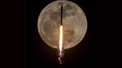 Watch: SpaceX Falcon 9 launches 21 Starlink satellites, soars past full moon