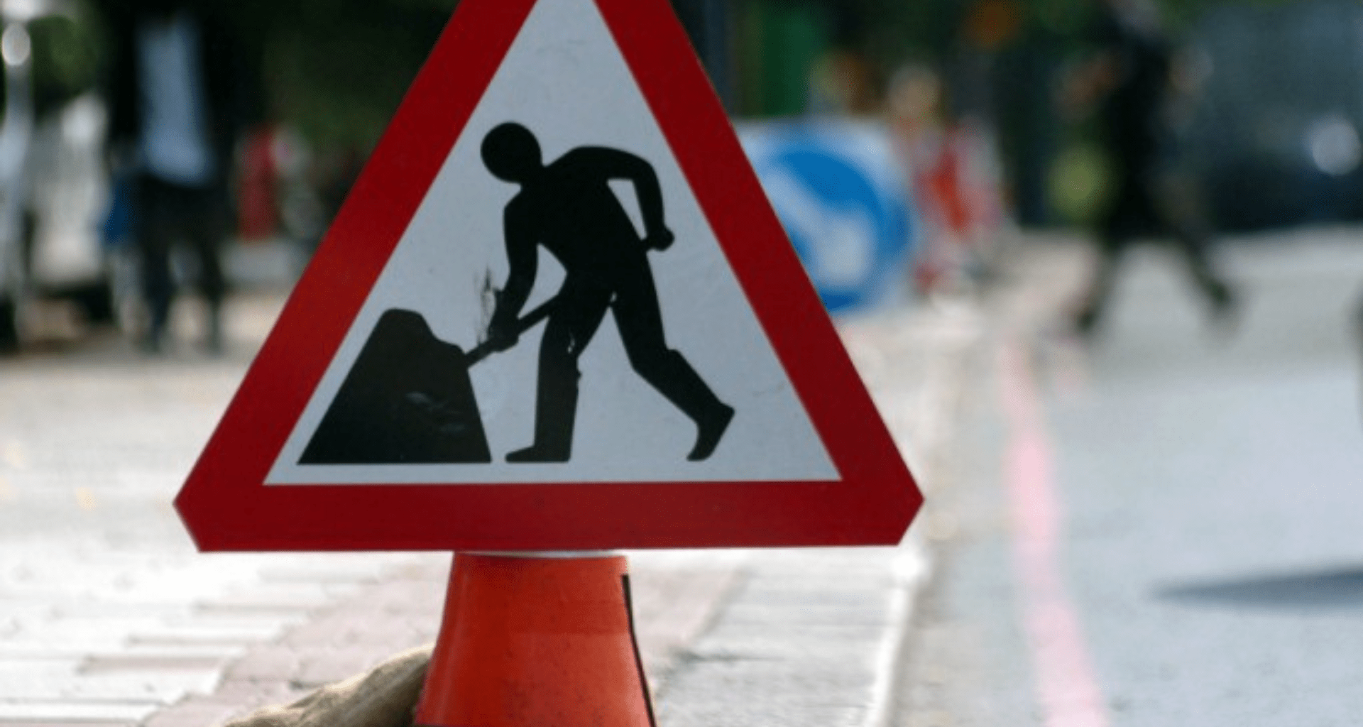 Huge sinkhole appears on busy Glasgow street as drivers warned over major disruption